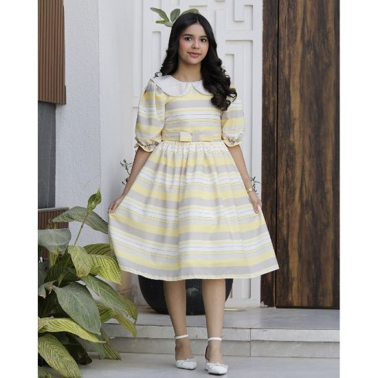 صورة فستان بناتي مخطط أصفر ورمادي بياقة لؤلؤ | إطلالة كلاسيكية - 1149